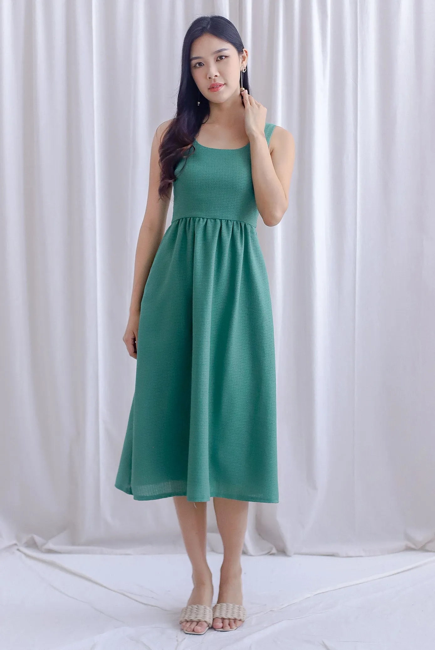 Graciela Tweed Scoop Neckline Midi Dress In Moss Green