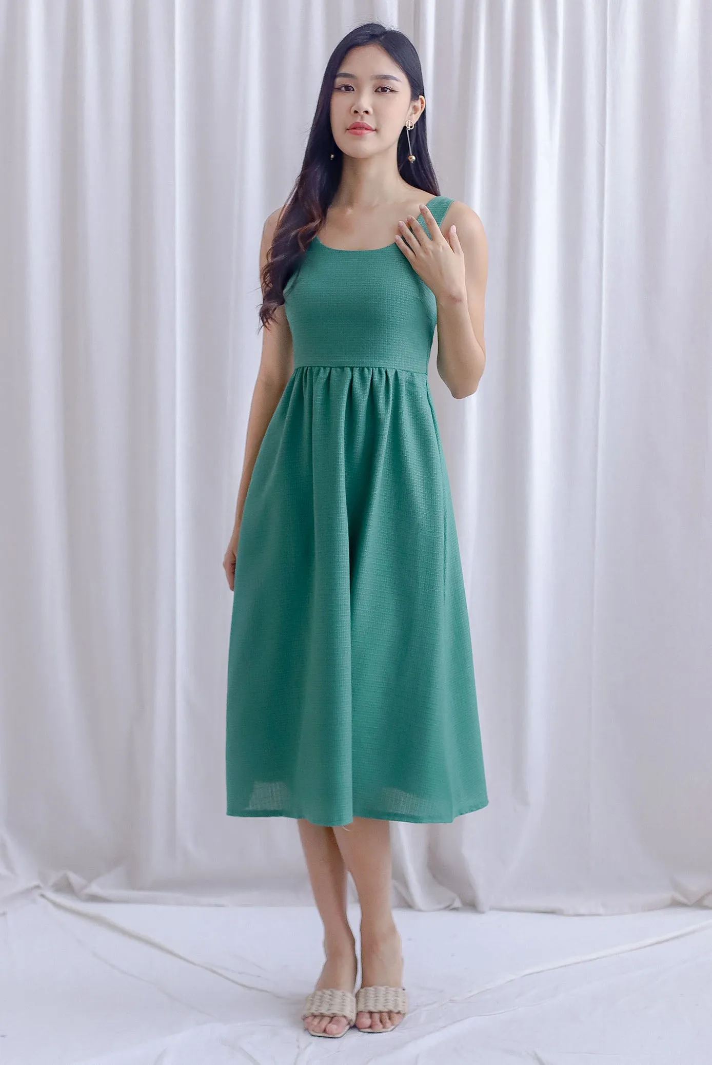 Graciela Tweed Scoop Neckline Midi Dress In Moss Green