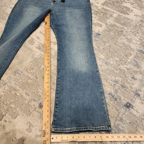 NWT Banana Republic medium wash bootcut jeans.  Plus Size 20 or 35.
