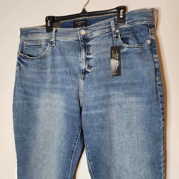 NWT Banana Republic medium wash bootcut jeans.  Plus Size 20 or 35.