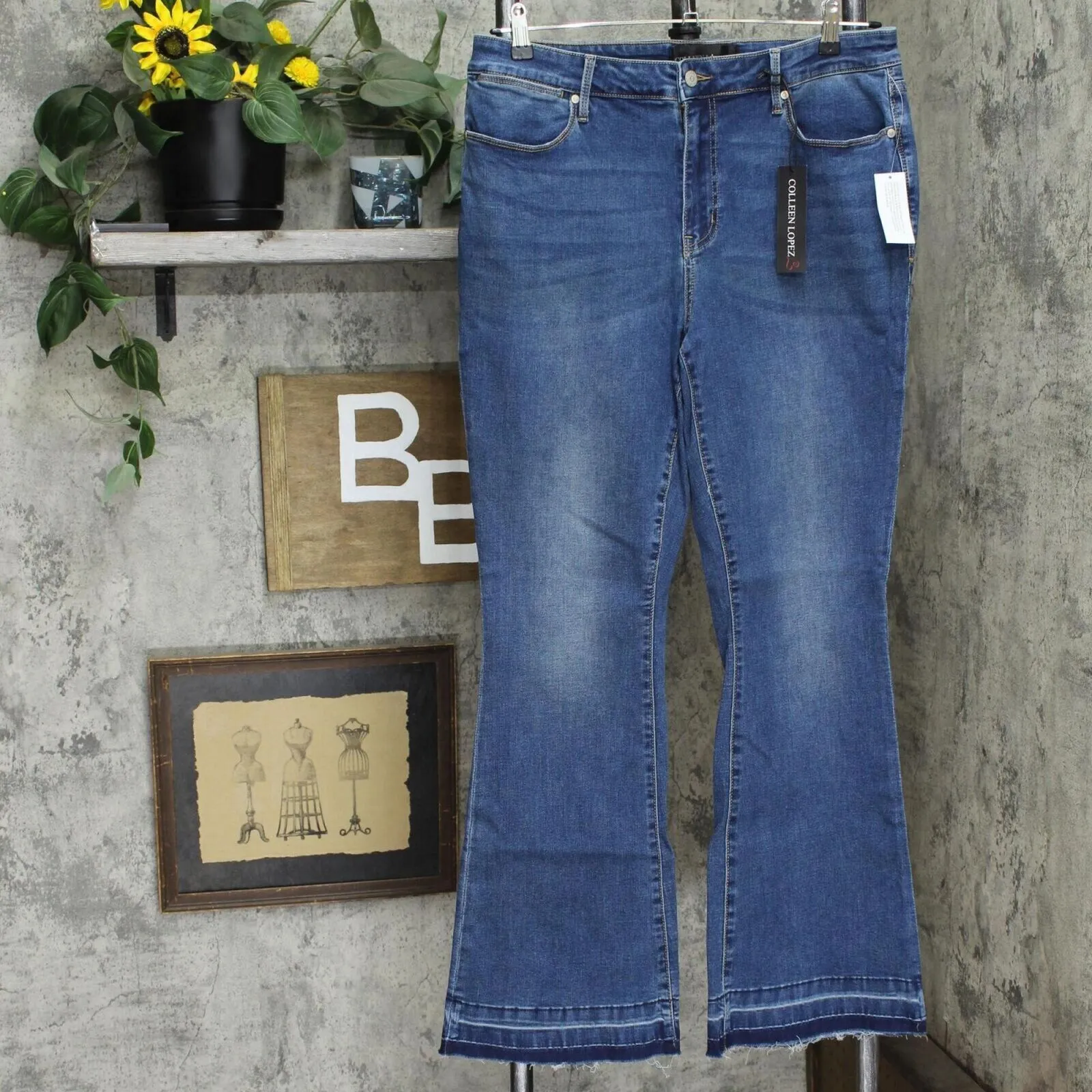 NWT Colleen Lopez Women's Released Hem Flare Jeans. 695851