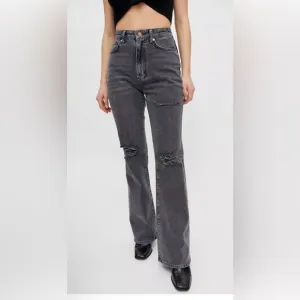 NWT Urban Outfitters BDG stretch hi rise flare faded distressed jeans. Size 31