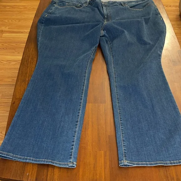 NYDJ ladies NWT Barbara Bootcut jeans. Size 28WP. Lift/tuck technology. Petite