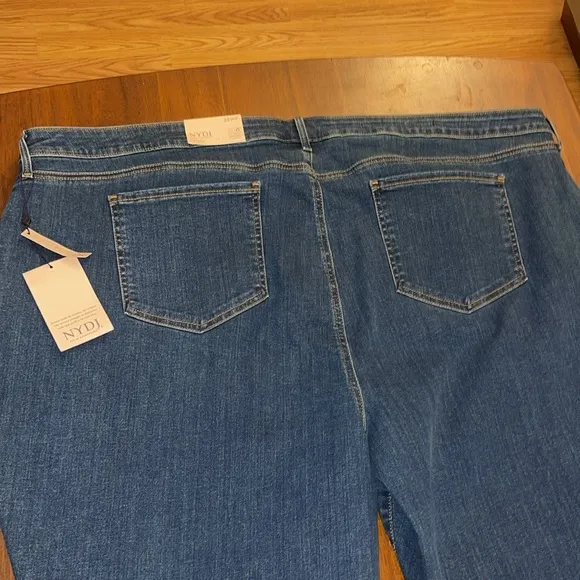 NYDJ ladies NWT Barbara Bootcut jeans. Size 28WP. Lift/tuck technology. Petite