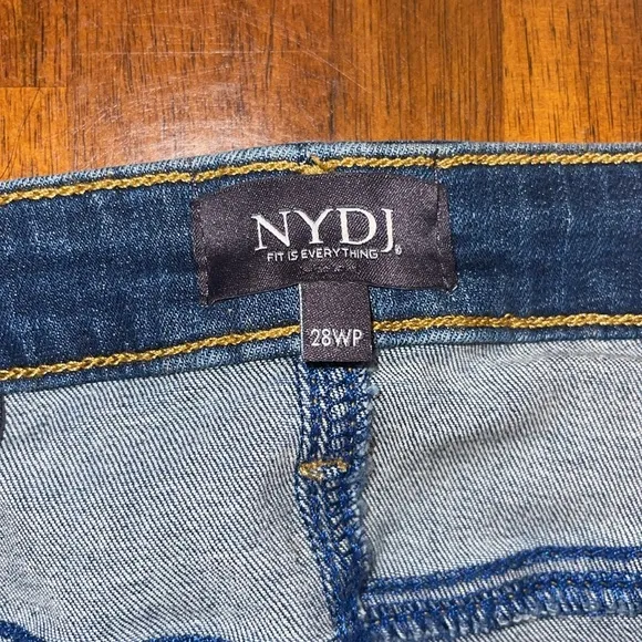 NYDJ ladies NWT Barbara Bootcut jeans. Size 28WP. Lift/tuck technology. Petite
