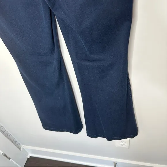 TORRID Bombshell Flare Super Soft Dark Wash Stretch Jeans NWT Size 12 Stretch